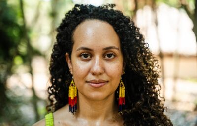 esquisadora e educadora na área de Estudos da Paz. Atua como gestora de Projetos do Comitê Chico Mendes e Coordenadora de Campanhas e Ações do Comitê COP30.